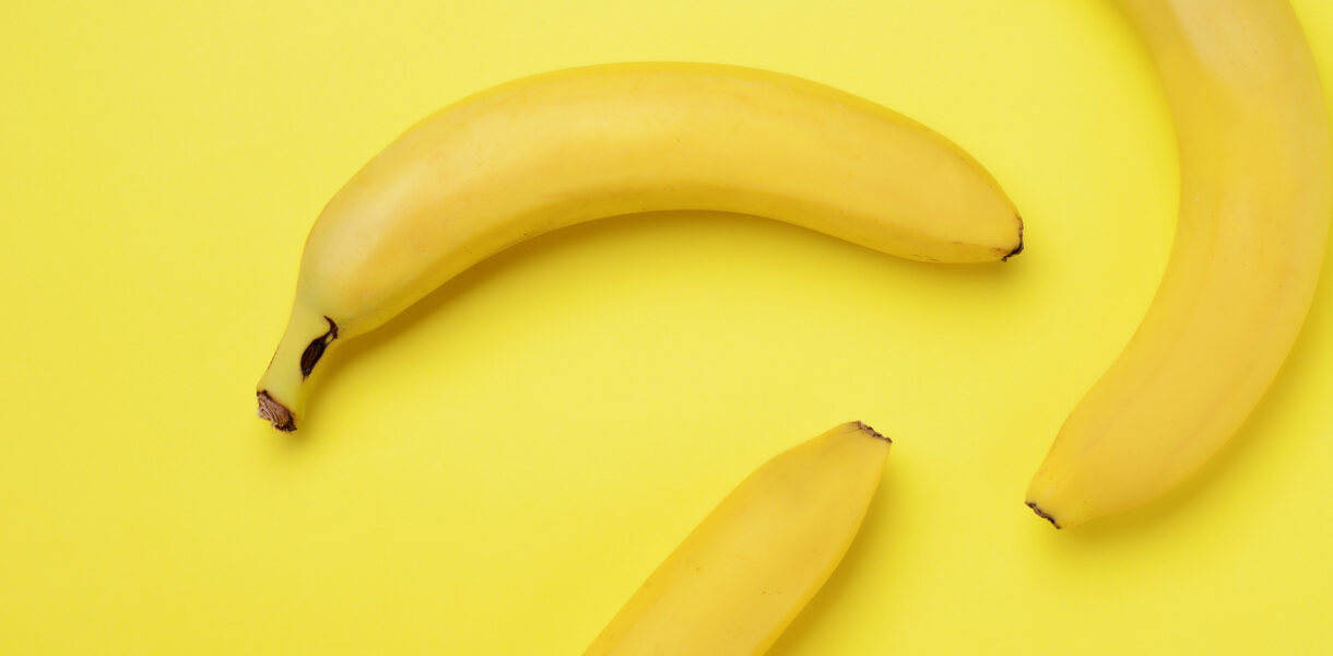 3 bananes sur fond jaune