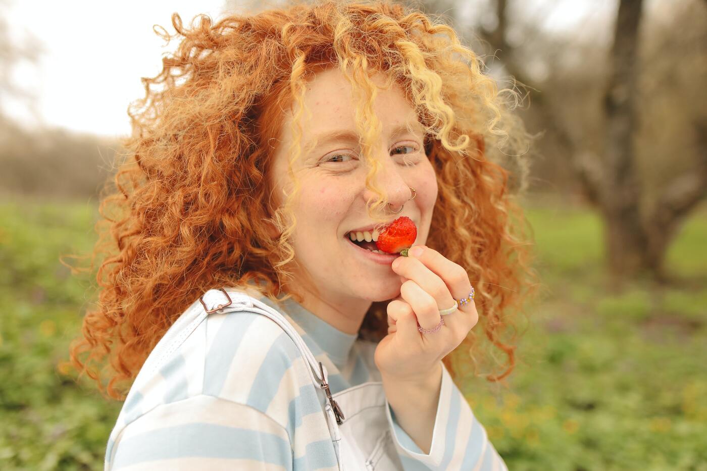 femme mange une fraise